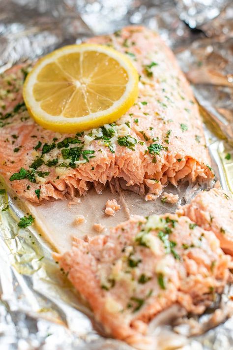 Garlic butter steelhead trout in foil is the easiest way to prepare trout. Season the fish with garlic, lemon, butter, salt, and pepper, and bake in foil for 20 minutes. Easy cleanup and super delicious #troutrecipes #steelheadtrout Bbq Fish Recipes, Steelhead Recipes, Steelhead Trout Recipe Baked, Steelhead Trout Recipe, Ewyn Recipes, Trout Fillet Recipes, Campfire Ideas, Dinner Hacks, Grilled Trout