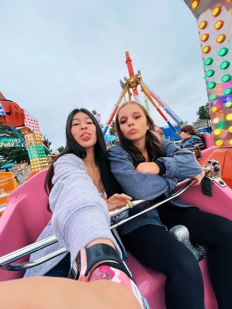 Kings Island Aesthetic, Aesthetic Carnival Pictures, Fair Aesthetic Friends, Fair Pictures Friends, Summer Fair Aesthetic, Fair Aesthetic Outfits, Fair Photo Ideas, Cute Fair Outfits, Fair Photos