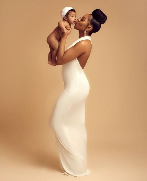 Mommy And Me Photo Shoot Black Women, Mommy And Daughter Photo Shoot Black, Photo Shoot Black Women, Maternity Photoshoot Ideas Black Women, Maternity Shoot Black Women, Bloxburg Roleplay, Mommy Daughter Photography, Mommy Daughter Photoshoot, Maternity Shoot Outfit