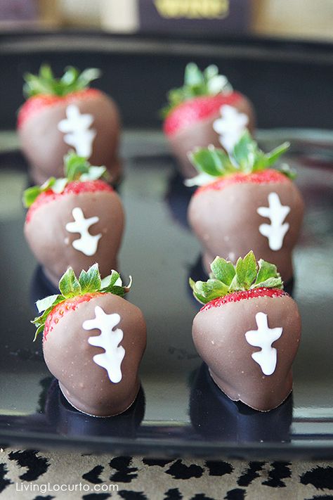 Looking to add a sophisticated spin to your game-day celebration? These Posh Football Party ideas are sure to give you the inspiration you’ve been searching for—like these chocolate covered football strawberries! Football Strawberries, Dipped Strawberries Recipe, Bowl Desserts, Superbowl Desserts, Football Party Foods, Thanksgiving Football, Bowl Party Food, Football Party Food, Color Aesthetic