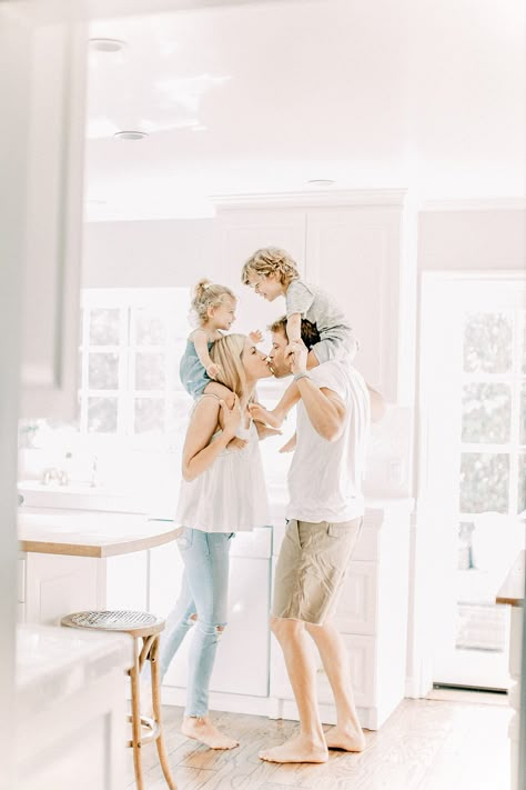 Indoor Family Photography, Indoor Family Photos, Lifestyle Family Photos, Indoor Family, Home Photo Shoots, Family Portrait Poses, Lifestyle Photography Family, Beach Family, Family Posing