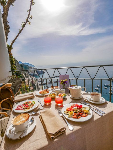 Bed And Breakfast Italy, Italian Breakfast Aesthetic, Italy Breakfast, Breakfast In Italy, Brunch Photography, Breakfast Italy, Italian Balcony, Cafe Ambience, Italian Breakfast Recipes