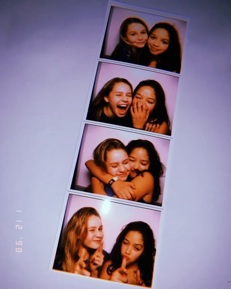 Happy Nation, Photobooth Ideas, Friendship Pictures, Self Photography, Photobooth Pictures, Best Friend Poses, Super Rich Kids, Disney Friends, Best Friends Shoot