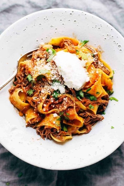 Slow Cooker Beef Ragu with Pappardelle Recipe - Pinch of Yum Slow Cooker Beef Ragu, Pasta Pappardelle, Ragu With Pappardelle, Slow Cooker Dinner Healthy, Resep Makanan Beku, Easy Dinner Party Recipes, Spaghetti Vongole, Resep Pasta, Beef Ragu