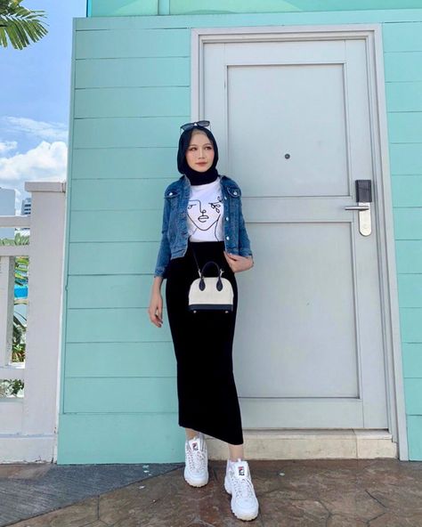 Pencil Skirt Muslimah Outfits, Skirt Pencil Outfit Hijab, Pencil Skirt Outfits Hijab, Skirt Pencil Outfit, Knitwear Hijab, Pencil Skirt Outfits Casual, Hijab Fashion Summer, Girly Style Outfits, Pencil Skirt Casual