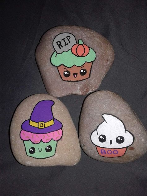 Halloween cupcake painted rocks Fall And Halloween Painted Rocks, Halloween Kindness Rocks, Birthday Rocks, Happy Birthday Painting, Halloween Painted Rocks, Fall Rocks, Cupcake Painting, Monster Rocks, Painting Stones