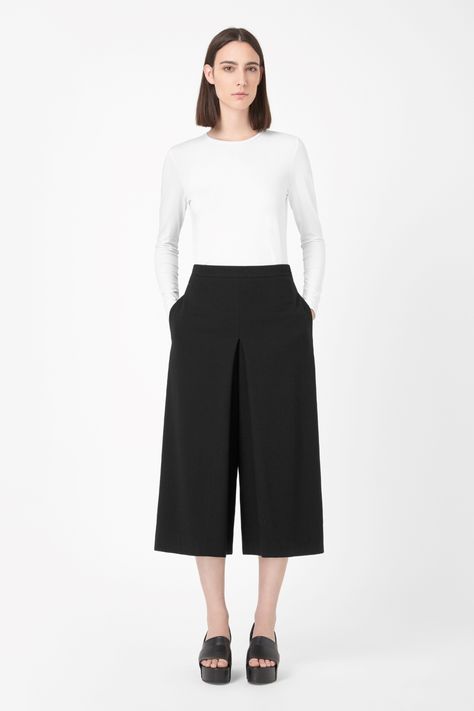 Wide leg crop culotte via Cos Pleated Culottes, Minimalist Fashion Women, Womens Beach Fashion, Fashion For Petite Women, Design Wardrobe, Womens Fashion Casual Winter, Minimal Classic, Womens Fashion Casual Spring, Womens Fashion Casual Summer