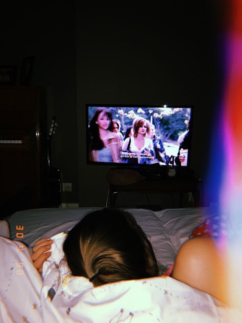 Picture from Yana De vos Netflix And Chill Couple Pictures, Netflix And Chill Aesthetic Couple, Couples Watching Tv, Watch Tv Aesthetic, Netflix And Chill Couple, Photos Couple Mignon, Life Goals Quotes, Tumblr Relationship, Life Goals Pictures