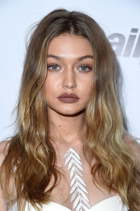 Gigi Hadid Fashion Awards Brown Lipstick | Teen Vogue Gigi Hadid Lipstick, 90s Makeup Trends, 1990 Style, Blonde Ends, White Sheer Dress, Gigi Hadid Style, 90s Trends, Brown Lipstick, Super Hair