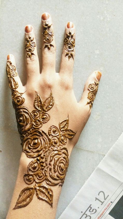 Roses Mehendi Design Simple, Rose Mendhi Designs, Mehendi Rose Design, Mehandi Designs Rose, Flower Mehandi Designs Rose, Roses Mehendi Design, Rose Design Mehendi, Henna Rose Designs, Mehendi Rose