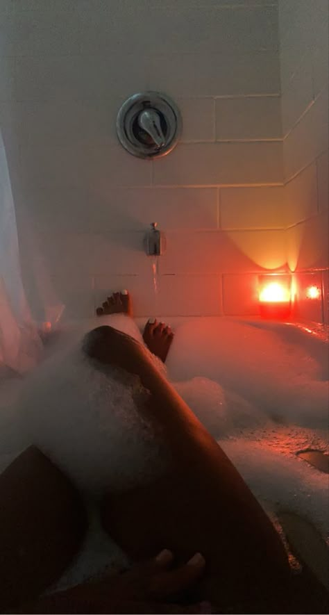 Bath Aesthetic Black Woman, Juliana Core, Bubble Bath Aesthetic, Aesthetic Bath, Bath Aesthetic, Healthy Style, Restroom Decor, Taking A Bath, Instagram Funny Videos