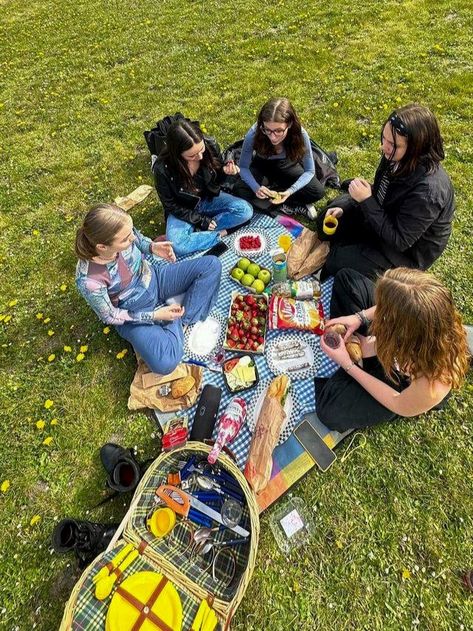 Pic Nic Aesthetic Friends, Pic Nic Aesthetic, Pic Nic, No One Loves Me, Summer Ideas, Vision Board, In This Moment, With Friends, Anime