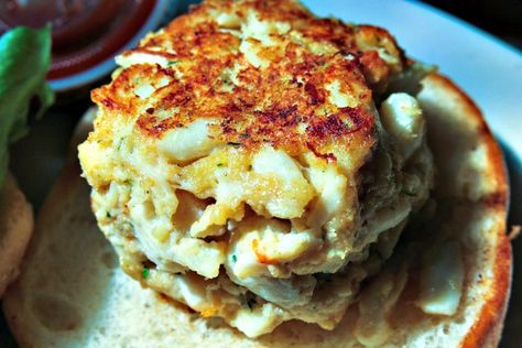 Baltimore Crab Cakes, Best Crab Cakes, Baltimore Food, Crab Cake Recipes, Man Vs Food, Maryland Crab Cakes, Nursing Cake, Maryland Crabs, Crab Cake Recipe