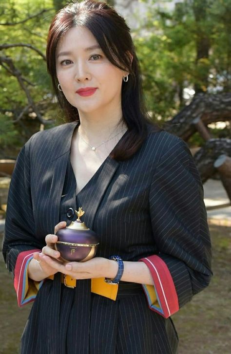 Lee Young Ae, Butterfly Music, Art Photography Portrait, Lee Young, Professional Dresses, Sweet Heart, How To Pose, Korean Actress, Korean Beauty