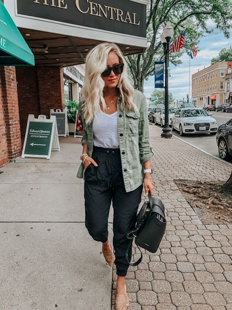 Weekender Pants Outfit, 65-70 Degree Outfits, Office Casual Dress Outfit, 90 Degree Fall Outfits, Spring Style 2023 Women Casual, Cool Mom Outfits Fall 2023, Styling Cargo Joggers Women, Sweat Pants Work Outfit, Casual Fall Style 2023