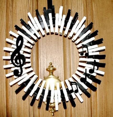 Music Notes Decorations, Crochet Wreath, Clothes Pin Wreath, Music Room Decor, Music Crafts, Deco Nature, Clothes Pin Crafts, Piano Keys, Music Decor