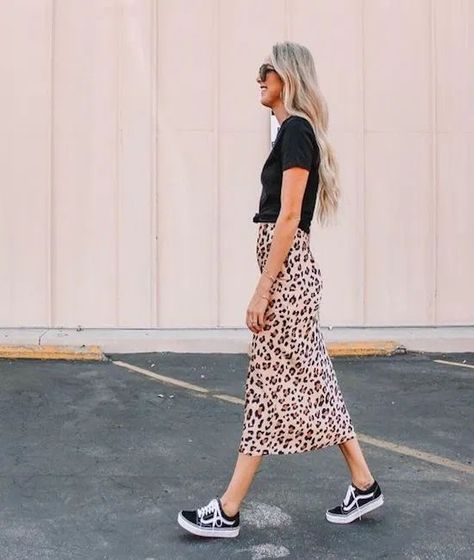 10 Different Ways To Rock Vans Sneakers Vans Style Women, Vans Sneakers Outfit, Old Skool Outfit, Vans Old Skool Outfit, Black Vans Outfit, Vans Shoes Outfit, Estilo Vans, Surfergirl Style, Vans Shoes Women