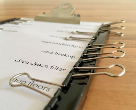 Binder clips and clipboard for lists Binder Clip Hacks, Frugal Decor, Becoming Minimalist, Home Binder, 1000 Life Hacks, Life Management, Binder Clips, Making Life Easier, Cord Organization