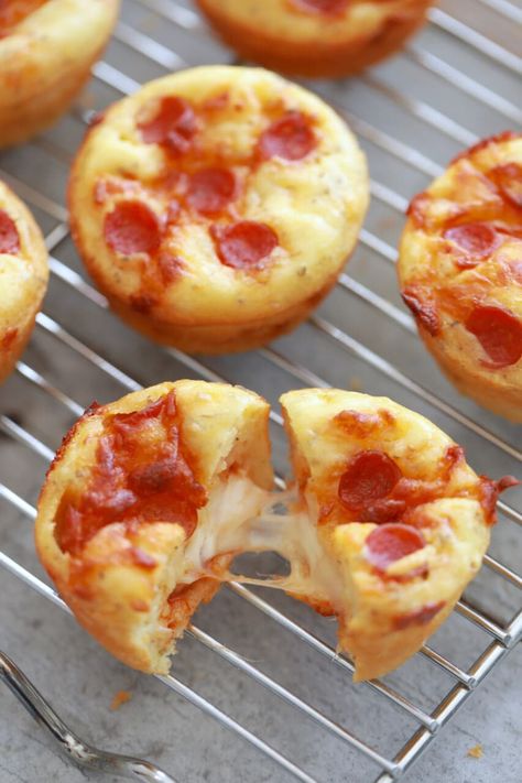 Pizza Cupcakes - everything you love about pizza but in a cupcake!! Pizza Cupcakes, Pizza Pepperoni, Bigger Bolder Baking, Kids Cooking Recipes, Mini Pizzas, Baked Bacon, Plain Chicken, Pizza Flavors, Baking Recipe