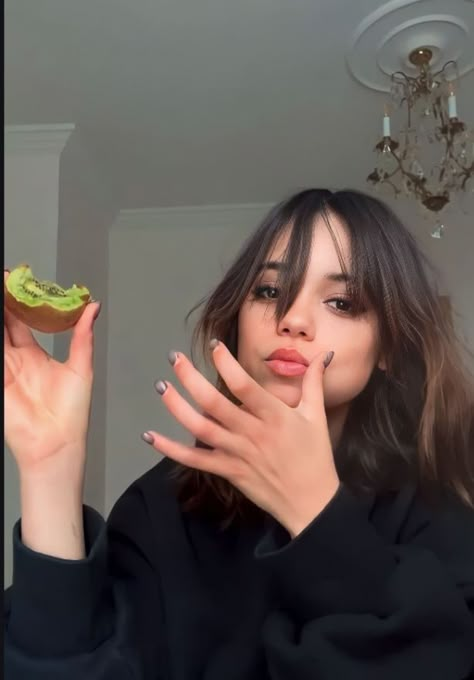 Jenna Ortega Eating, Jen Jen, Make Up Inspo, Most Beautiful People, Jason Momoa, Jena, Jenna Ortega, Celebrity Pictures, Celebrity Crush