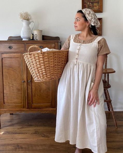 Little Cottonwood Dress, Trad Wife Aesthetic Outfits, Winter Oversized Outfits, Trad Wife Aesthetic, Oversized Outfits, Cottage Core Fashion, Core Fashion, Oversize Outfit, Wife Aesthetic