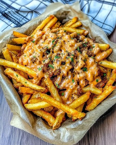 In-N-Out Copycat Animal Style Fries - knedir Recipes New York Fries, Animal Style Fries, Cheesy Fries, Veggie Fries, Loaded Fries, Potato Rice, Crispy Fry, Fast Food Chains, Intuitive Eating