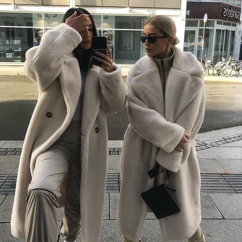 @ardiananicki on Instagram: “twinning. always. 🥜” Luxury Lifestyle Fashion, White Coat, Winter Fits, Mode Inspo, 가을 패션, Fashion Mode, Looks Style, Winter Fashion Outfits, Looks Vintage