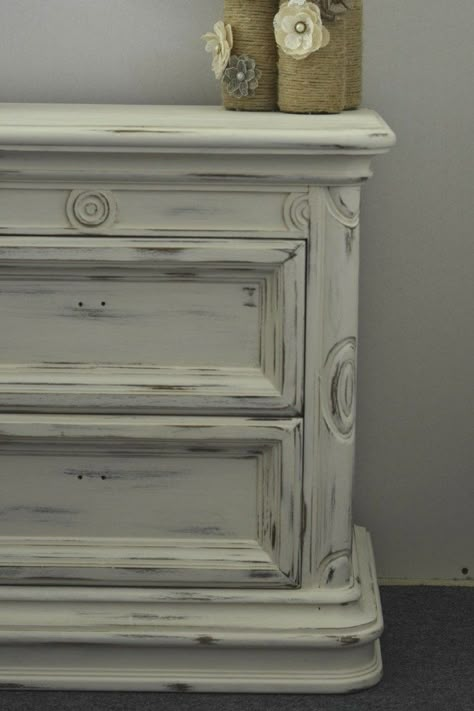 Grey Distressed Furniture, White Distressed Furniture, Distressing Furniture, Distressing Chalk Paint, Distressed Furniture Diy, Distressed Dresser, Distressed Furniture Painting, Painting Old Furniture, How To Paint Furniture