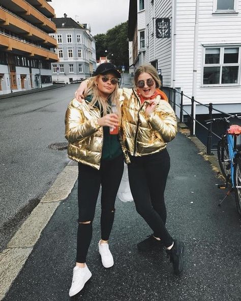 Gold Puffer Jacket Outfit, Metallic Puffer Jacket Outfit, Golden Jacket Outfit, Gold Puffer Jacket, Metallic Puffer Jacket, Blazer Look, Oversized Puffer Jacket, Puffer Jacket Outfit, Quilted Outerwear