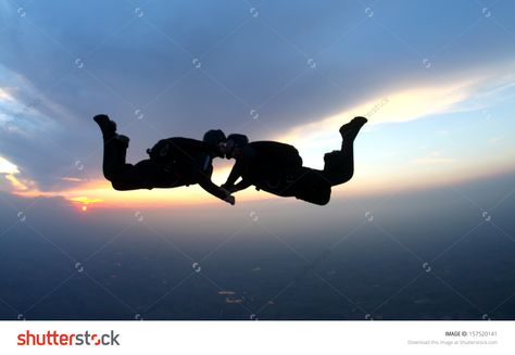 skydiving kiss at sunset Skydiving Pictures, Diving Pictures, Sky Diving, Adventurous Couple, Couple Kissing, Free Falling, Kissing Couples, Skydiving, Diving