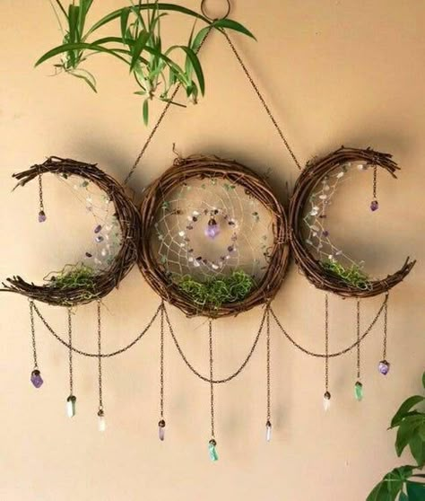 Crystal Dreamcatcher, Takken Decor, Atrapasueños Diy, Dreamcatcher Diy, Goddess Moon, Moon Dreamcatcher, Wiccan Crafts, Diy Tumblr, Deco Nature