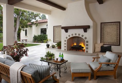 A cozy outdoor living room. With plaster fireplace and custom tile. Modern Colonial Style, Spanish Colonial Decor, Modern Spanish Style, Veranda Design, Spanish Interior, Hacienda Homes, Spanish Colonial Homes, Spanish Revival Home, Mediterranean Interior Design