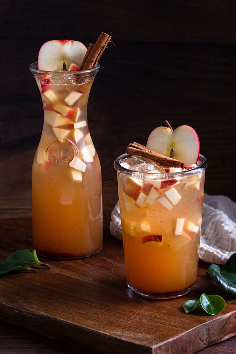 Apple Pie Mocktails, Virgin Fall Punch, Non Alcoholic Drinks For Fall Wedding, Fall Virgin Cocktails, Apple Pie Punch Non Alcoholic, Non Alcoholic Big Batch Drinks, Virgin Fall Cocktails, Thanksgiving Non Alcoholic Drink, Fall Wedding Drinks Non Alcoholic