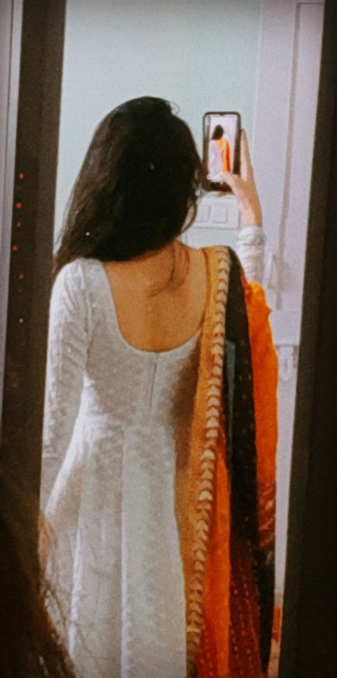 Saree Poses, Casual Indian Fashion, Desi Fashion Casual, Self Portrait Poses, Stylish Photo Pose, Classy Photography, Quick Outfits, Indian Aesthetic, Cute Selfies Poses