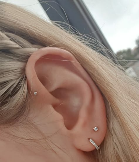 Two Holes Ear Piercing, Dainty Ear Piercing Ideas, Womens Ear Piercings Ideas, Earring Ideas For Two Holes, Forward Helix Piercing Ideas, Dainty Ear Piercings, Forward Helix Piercings, Two Piercings, Minimalist Ear Piercings