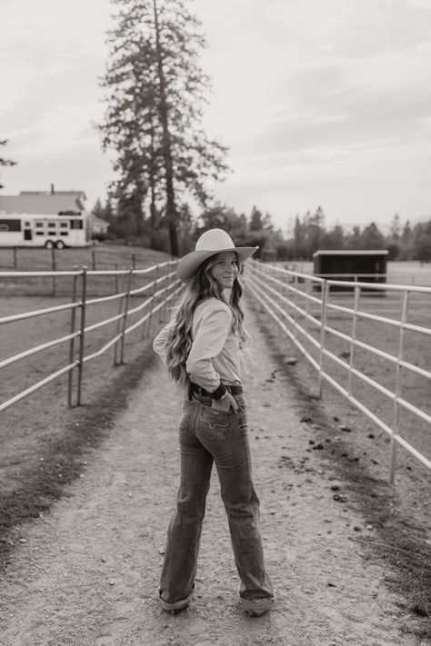 Cute Western Photoshoot Outfits, Cute Country Instagram Pictures, Summer Western Senior Pictures, Western Photoshoot Ideas Winter, Western Outfits Women Pictures, Senior Photo Outfits Western, Senior Picture Western Outfits, Country Inspired Photoshoot, Fall Photoshoot Western