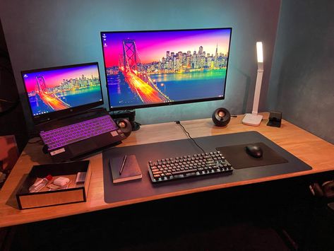 Laptop Setup, Laptop Gaming Setup, Bedroom Workspace, Minimalistic Interior, Setup Gamer, Computer Desk Setup, Gamer Setup, Setup Ideas, Gaming Room Setup