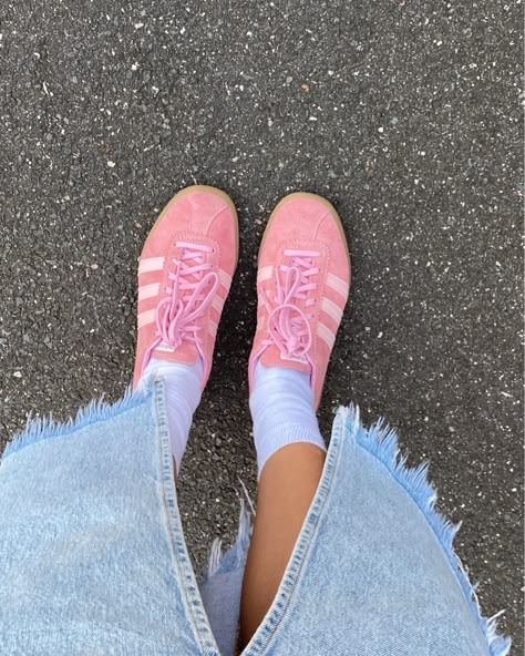 How To Style Pink Shoes, Outfits With Pink Shoes, Pink Shoes Aesthetic, Shoe Inspo Aesthetic, Samba Vegan, Pink Shoes Outfit, Pink Trainers, Adidas Samba Outfit, Sneaker Shop