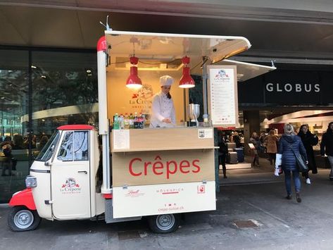 Whatever it takes to make delicious crepes it’s integrated in the front counter of this cute Piaggio Ape V-Curve outfitted as a mobile creperie. You will find it in Zurich, Switzerland. Crepe Food Truck, Crepe Food, Kitchen For Cooking, Foodtrucks Ideas, Switzerland Zurich, Mobile Food Cart, Food Van, Piaggio Ape, Food Kiosk