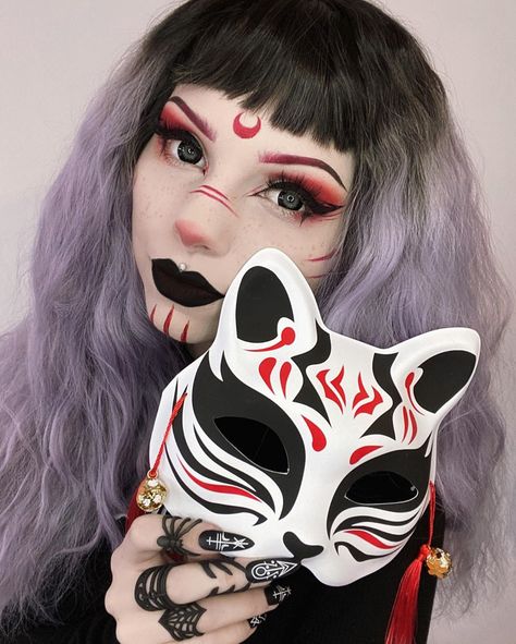 🥀 na Instagramie: „𝔎𝔦𝔱𝔰𝔲𝔫𝔢 🦊 . . . #polishgirl #goth #imjusttired #halloween #gothmakeup #makeup #halloweenmakeup #purplehair #gothgirl #gothic # …” kitsune make up mask Ninja Makeup, Ninja Halloween, Geisha Makeup, Fox Makeup, Hair Mascara, Anime Eye Makeup, Makeup Cosplay, Fox Costume, Anime Cosplay Makeup