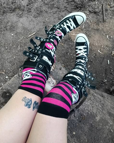 Emo Scene Converse, Knee High Converse Outfit, Real Emo, Scene Shoes, Knee High Converse, Coquette Icon, Doll Angel, Pfp Discord, Scene Girl