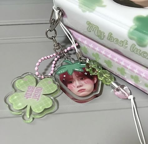 Kpop Diy, Kpop Merchandise, Keychain Design, Kpop Merch, Cute Keychain, Photo Cards, Pink And Green, Beaded Jewelry, I Am Awesome