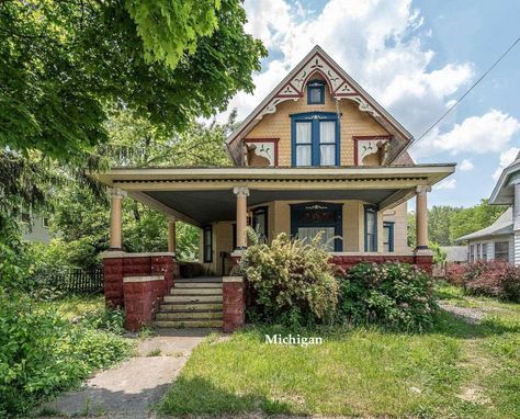 c.1894 Charming Folk Victorian Home For Sale in Michigan $128K Folk Victorian House, Cape Cod Cottage, Folk Victorian, Storybook Homes, Victorian Farmhouse, Old Houses For Sale, Southern Homes, Tudor House, Clawfoot Tub