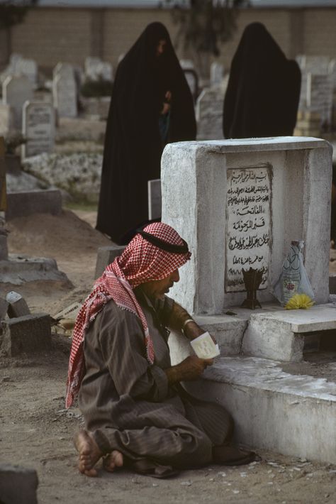 Kuwait Steve Mccurry Photos, Middle East Culture, Jungkook Birthday, Saudi Arabia Culture, طابع بريدي, Steve Mc, Muslim Images, Steve Mccurry, Western Asia