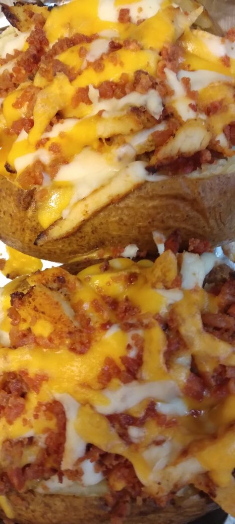 These delicious loaded baked potatoes are super easy to make. Baked potatoes topped and baked with flavorful chicken. Chicken For Baked Potatoes, Ground Chicken Baked Potatoes, Rotisserie Chicken Baked Potato, Baked Potato Bowl, Chicken Alfredo Baked Potato, Chicken Stuffed Baked Potatoes, Chicken Baked Potato, Baked Potato Chicken, Make Baked Potatoes