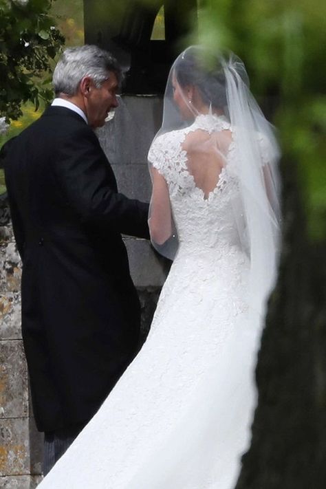 Pippa Middleton Wedding Dress, British Wedding Dresses, Kate Middleton Wedding Dress, Pippa Middleton Wedding, Celebrity Wedding Photos, Giles Deacon, Middleton Wedding, Wedding Dress Backs, Kate Middleton Wedding