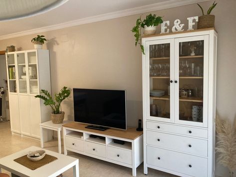 Tv Room Ikea Ideas, Ikea House Decor, Ikea Home Design, Salon Hemnes Ikea, Ikea Hemnes Living Room, Ideas Salon Comedor, Ikea Living Room Ideas, Hemnes Ikea, Living Room Ikea