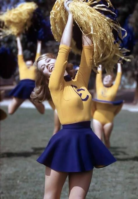 Gimme an "R" for Retro! 35 Vintage Photos of High School Cheerleaders (1970s-1980s) - Flashbak Vintage Cheerleader, Age Of Youth, Cheerleader Outfit, Cheers Photo, Fotografi Digital, Cheerleading Outfits, Jane Fonda, Vintage Photography, Teen Fashion