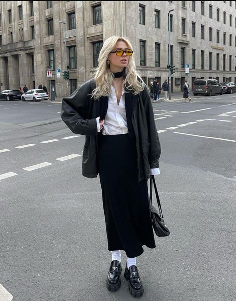 Navy Oversized Blazer, Linda Sza, Sheer Black Tights, Black Skirt Outfits, Maxi Skirt Outfits, Rock Outfit, Black Maxi Skirt, Mode Casual, Modest Fashion Outfits