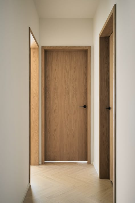 Vertical Plank Interior Doors, Interior Design Doors Modern, Interior Doors With No Trim, Room Threshold Ideas, Minimal Door Trim Ideas, Mid Century Internal Doors, 70s Houses Architecture, Japanese Style Door, Mid Century Modern Doors Interior